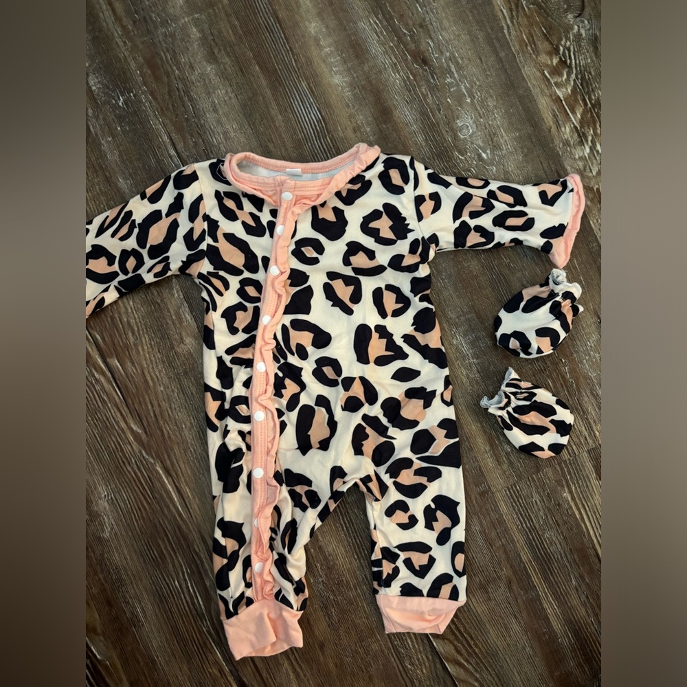 0-3 month button up outfit with mittens